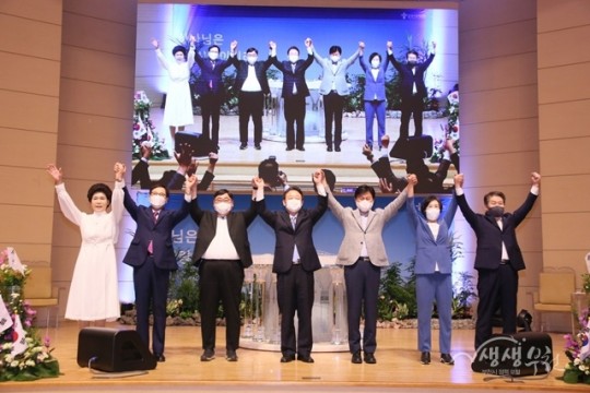 ¡ã ±¤º¹ 77Áֳ⠱â³ä¿¹¹è ÈÄ ¸¸¼¼¸¦ ÇÏ¸ç ±â³äÃÔ¿µÇϰí ÀÖ´Ù