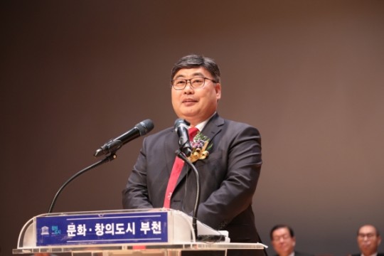 ���� 12�� ��õ��û���� ���� �ųⰨ�翹�� �� �� 50�� ��ȸ�� �����ӽĿ��� ���ӻ縦 ���ϴ� ��¹� ���. ���̵���ȸ ����